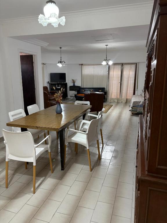4 ambientes a 3 cuadras de la playa con parrilla y cochera