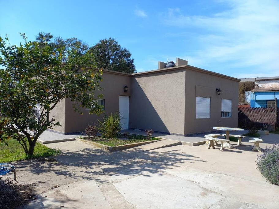 Casa con parque, parrilla y garage para vehículo.