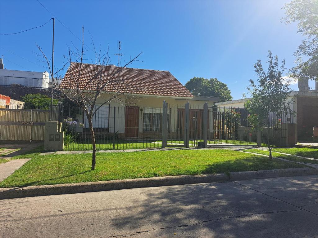 Casa con piscina. Playa grande