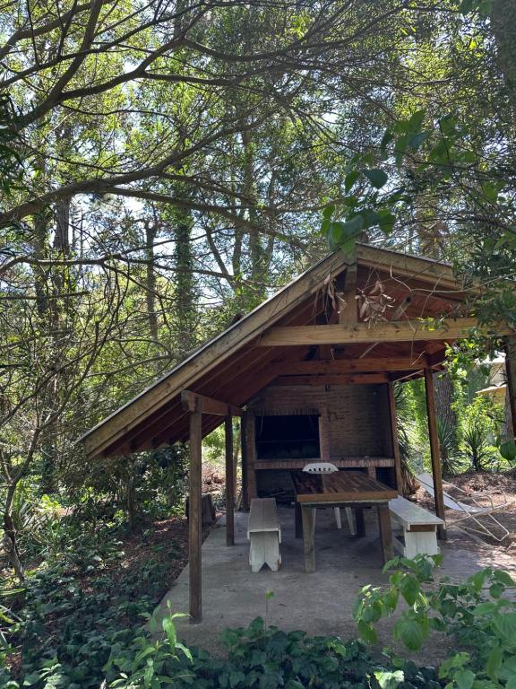 Cabaña en el bosque con quincho