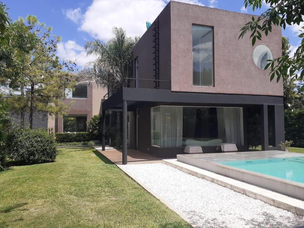PILAR BARRIO PRIVADO con AMENITIES CASA 6 AMB CON PISCINA
