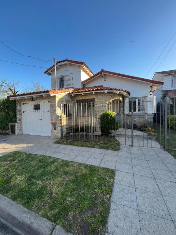 Chalet en zona Güemes-SOLO FAMILIAS