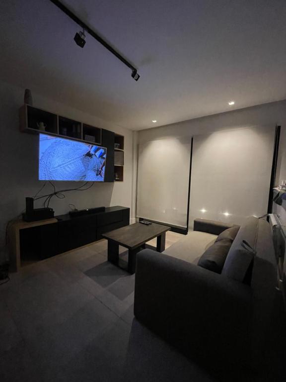 Departamento Moderno - Equipado y Con Cochera Privada