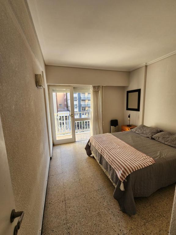 Departamento en Edificio Maral 14, Colon, zona Guemes.