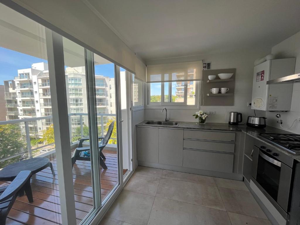 Roca Trust II Semipiso de 3 ambientes para 4 personas en zona güemes con cochera